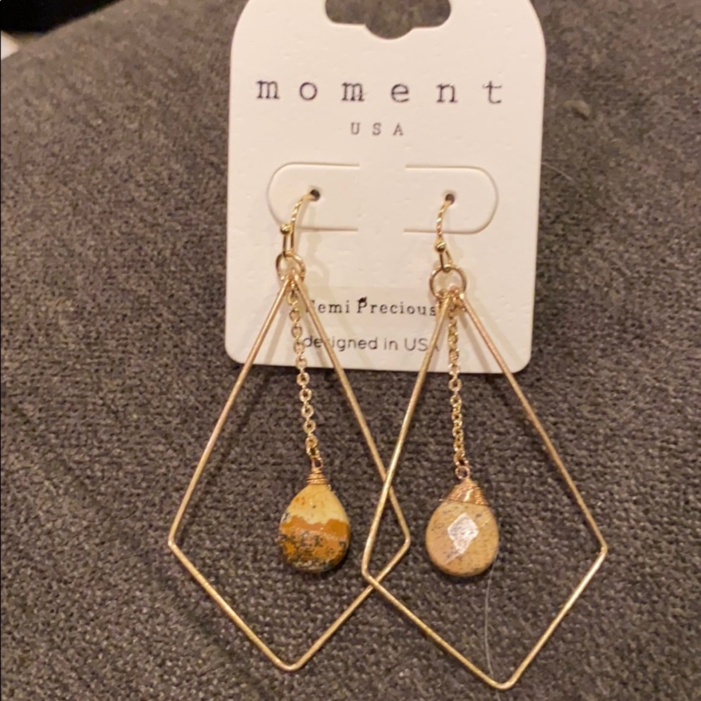 New gold time earrings with dangling stone